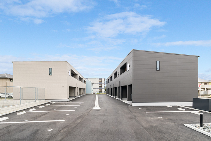 企業様の土地を向かい合わせ2棟のビルトインガレージ付きアパートで活用