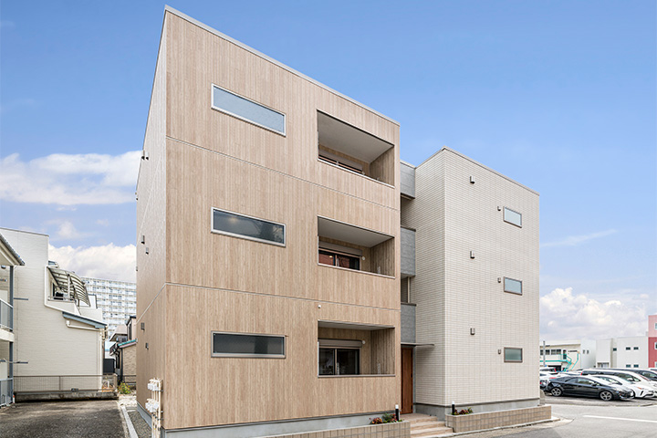 収益物件アパートのやわらかい木目調でナチュラルな雰囲気を演出した外観デザイン
