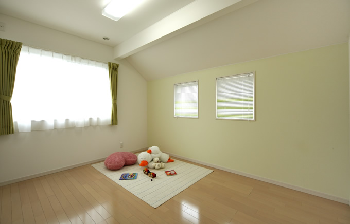 アイボリーとグリーンの壁紙の子ども部屋
